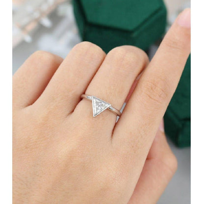 Bague cadeau d'anniversaire de moissanite en or jaune triangle 1,50 ct