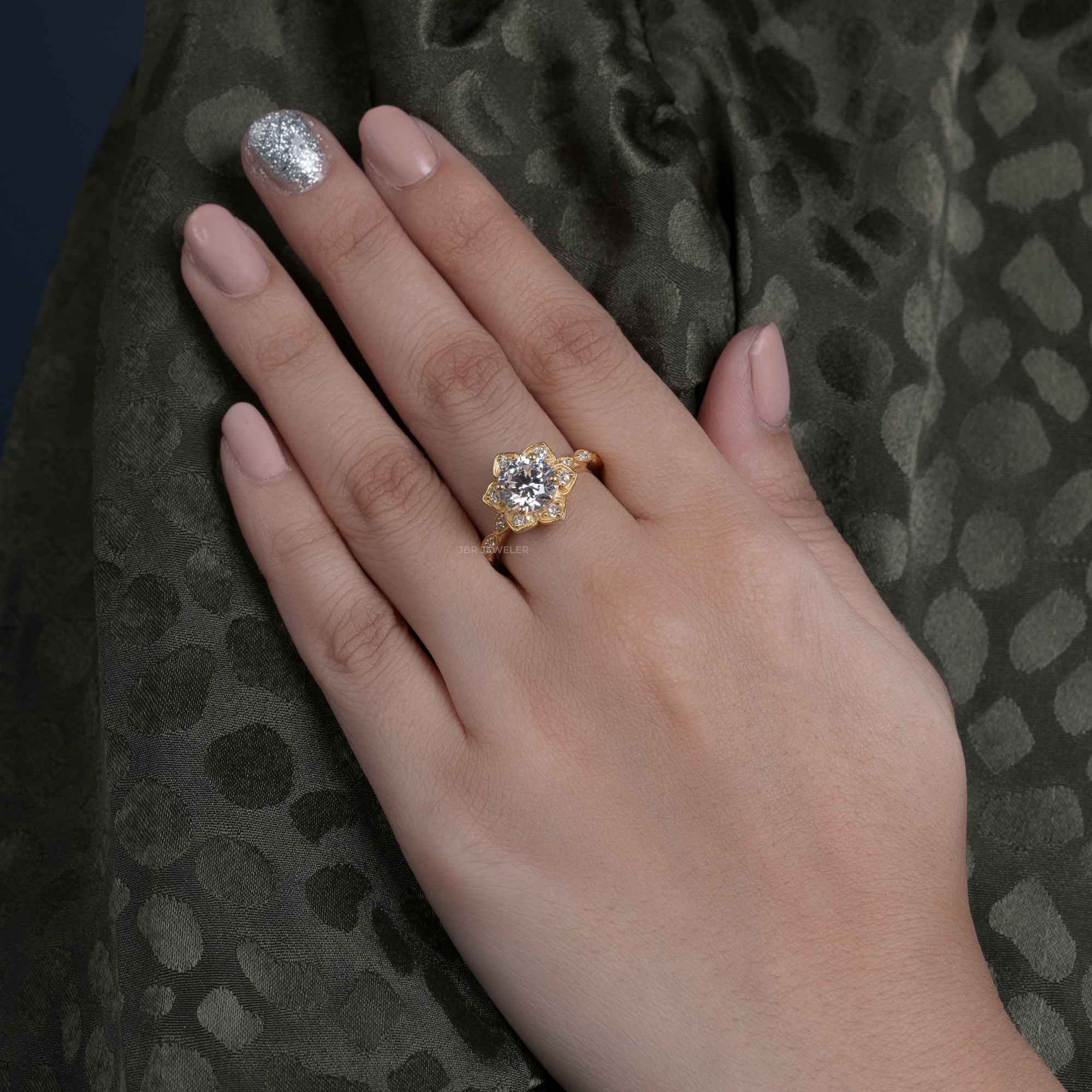 Sustainable 1.00CT Round Flower Engagement Ring