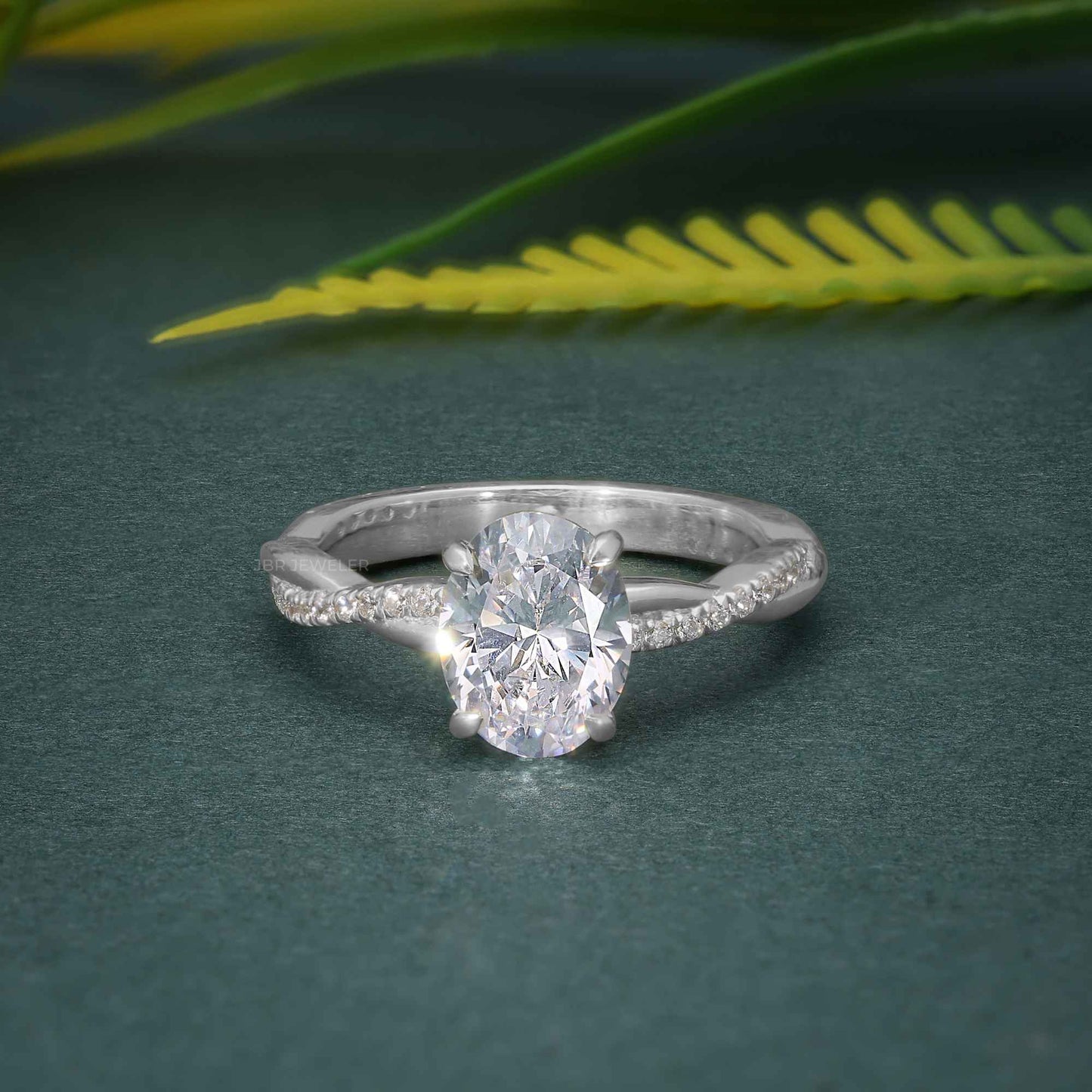 Bague de fiançailles en moissanite demi-éternité avec diamant solitaire torsadé infini en or rose taille ovale 1,00 ct