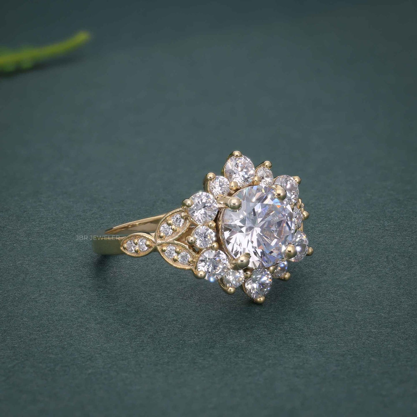 Bague de fiançailles en moissanite avec halo floral et diamant de forme ronde de 1,0 ct