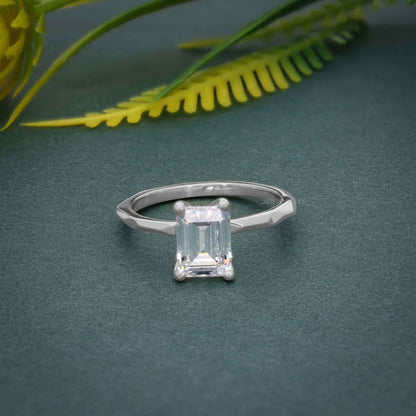 Bague solitaire diamant émeraude moissanite à bords carrés