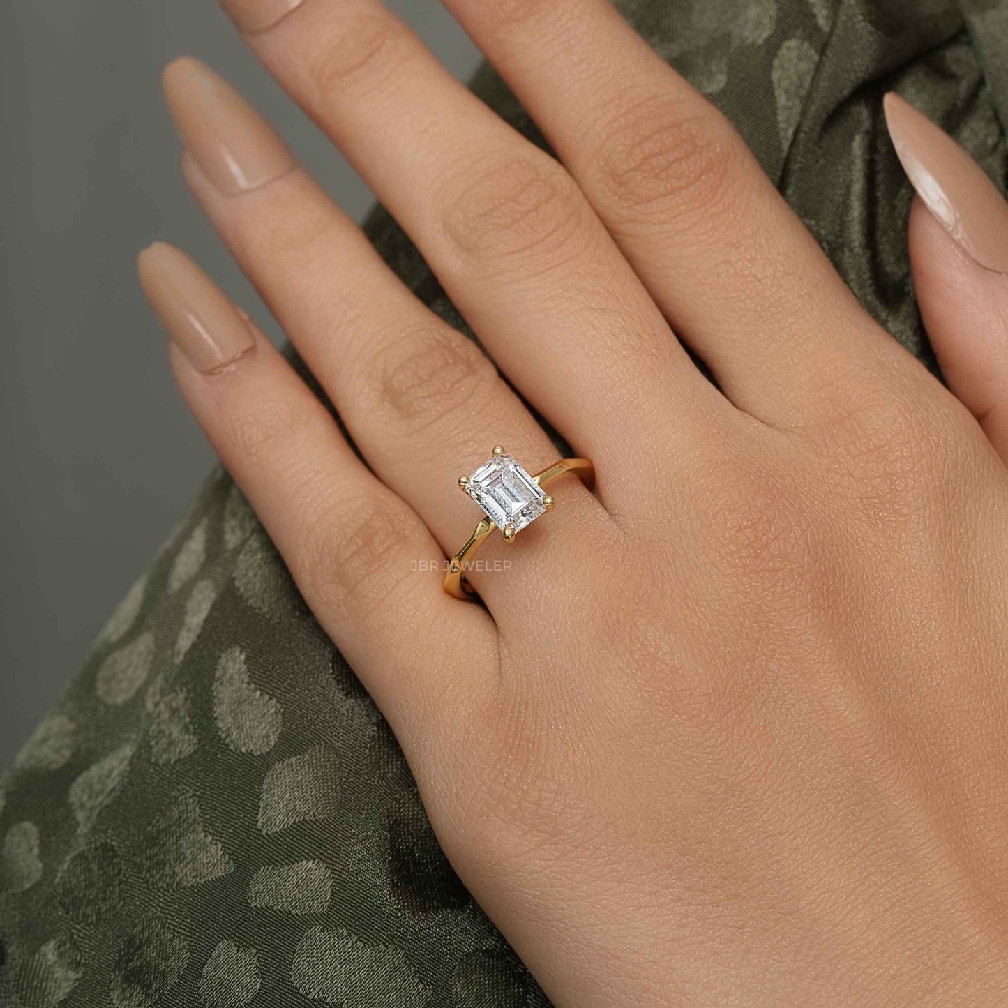 Bague solitaire diamant émeraude moissanite à bords carrés