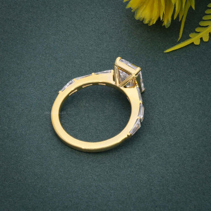 Bague de fiançailles émeraude moissanite avec baguette de pierre latérale