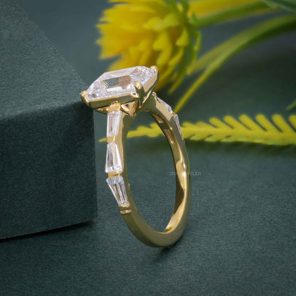 Bague de fiançailles émeraude moissanite avec baguette de pierre latérale