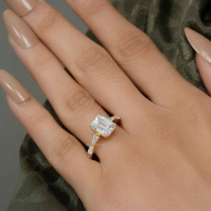 Bague de fiançailles émeraude moissanite avec baguette de pierre latérale