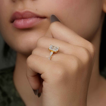 Bague de fiançailles en diamants cultivés en laboratoire émeraude avec baguette en pierre latérale