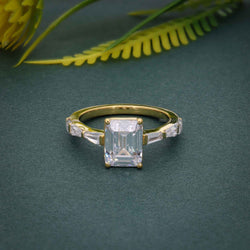 Bague de fiançailles émeraude moissanite avec baguette de pierre latérale