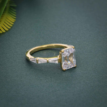 Bague de fiançailles en diamants cultivés en laboratoire émeraude avec baguette en pierre latérale