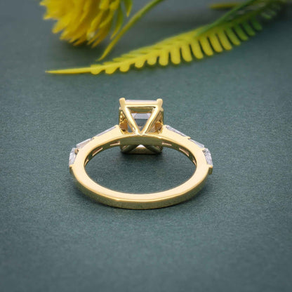 Bague de fiançailles émeraude moissanite avec baguette de pierre latérale