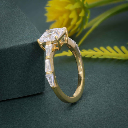 Bague de fiançailles en diamants cultivés en laboratoire Princess avec baguette en pierre latérale