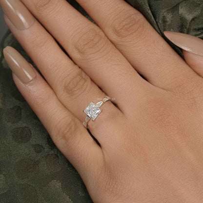 Bague de fiançailles en moissanite taille princesse avec baguette en pierre latérale