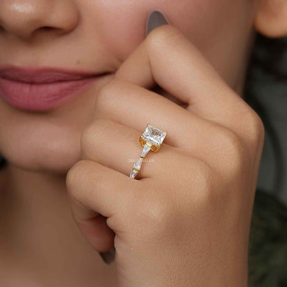 Bague de fiançailles en diamants cultivés en laboratoire Princess avec baguette en pierre latérale