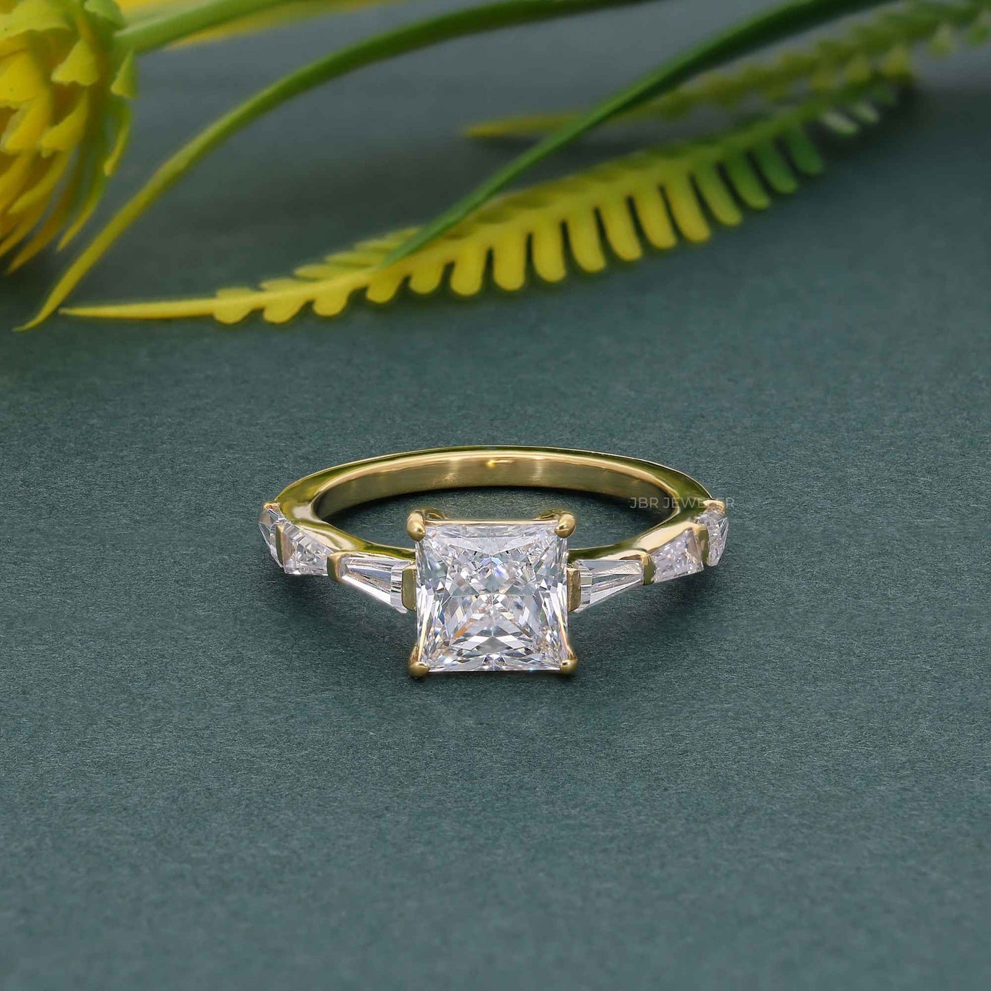 Bague de fiançailles en diamants cultivés en laboratoire Princess avec baguette en pierre latérale