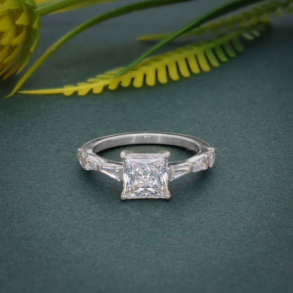 Bague de fiançailles en moissanite taille princesse avec baguette en pierre latérale