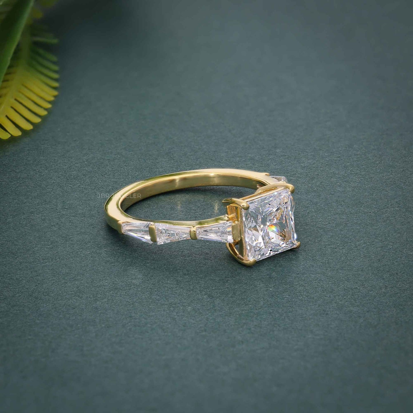 Bague de fiançailles en diamants cultivés en laboratoire Princess avec baguette en pierre latérale