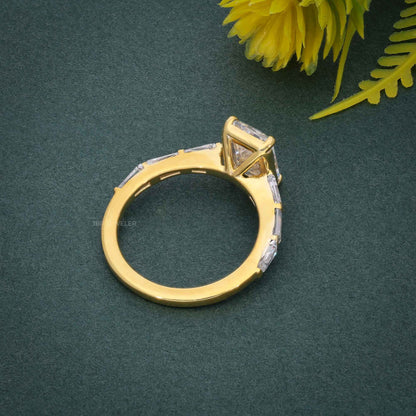 Bague de fiançailles en diamant cultivé en laboratoire Radiant avec baguette en pierre latérale