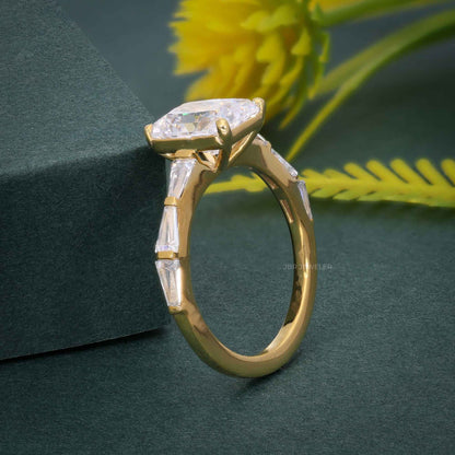 Bague de fiançailles en diamant cultivé en laboratoire Radiant avec baguette en pierre latérale