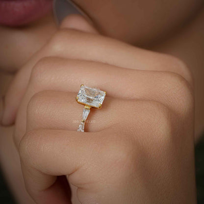 Bague de fiançailles Moissanite taille radiante avec baguette en pierre latérale