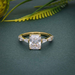 Bague de fiançailles en diamant cultivé en laboratoire Radiant avec baguette en pierre latérale