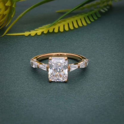 Bague de fiançailles en diamant cultivé en laboratoire Radiant avec baguette en pierre latérale