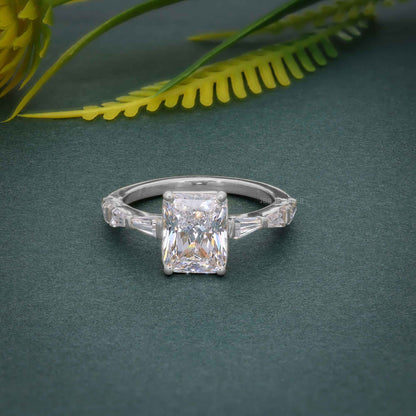 Bague de fiançailles en diamant cultivé en laboratoire Radiant avec baguette en pierre latérale