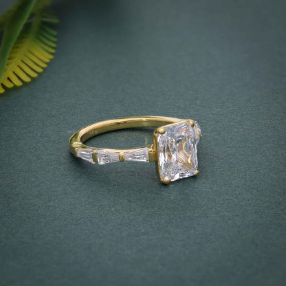 Bague de fiançailles en diamant cultivé en laboratoire Radiant avec baguette en pierre latérale