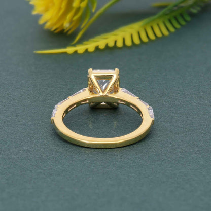 Bague de fiançailles en diamant cultivé en laboratoire Radiant avec baguette en pierre latérale