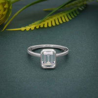 Bague de fiançailles en diamant moissanite émeraude sertie d'une lunette classique