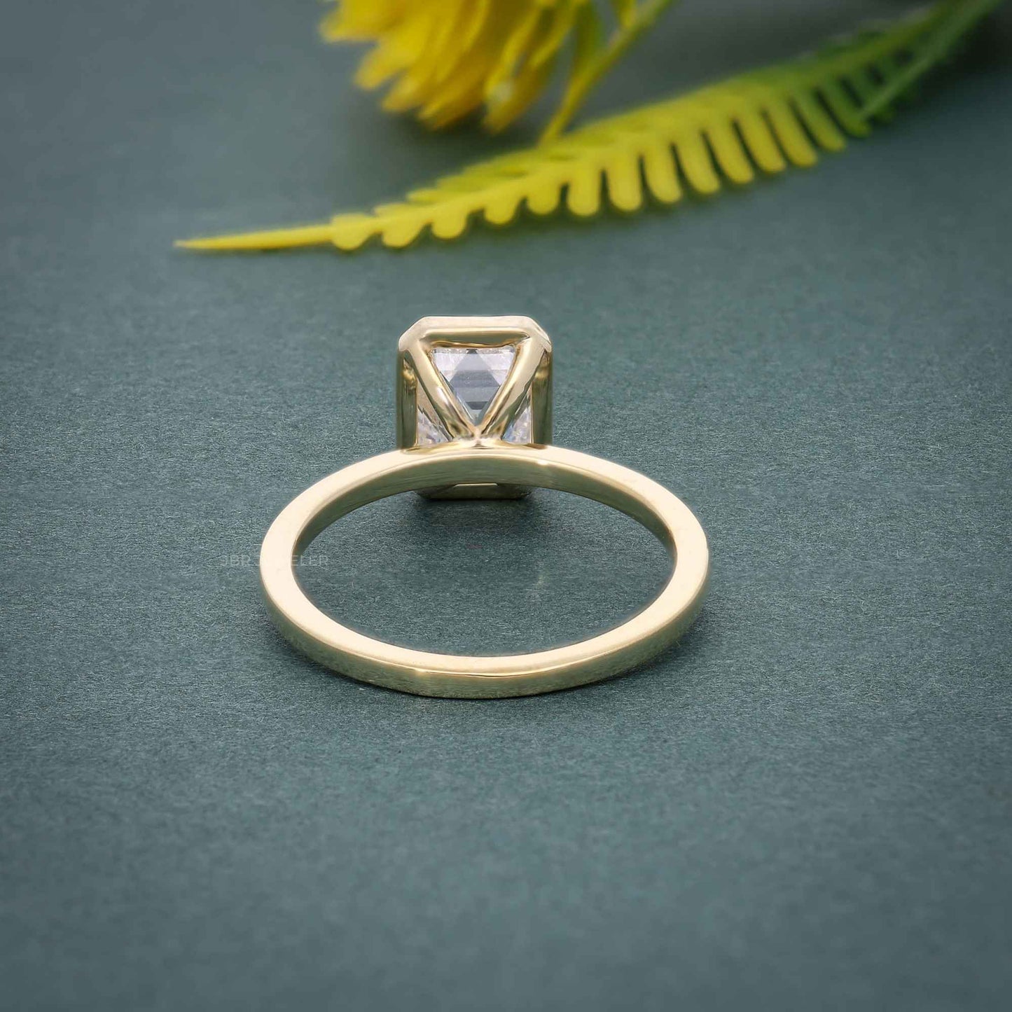 Bague de fiançailles en diamant moissanite émeraude sertie d'une lunette classique