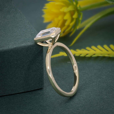 Bague de fiançailles en diamants cultivés en laboratoire émeraude sertie d'une lunette classique