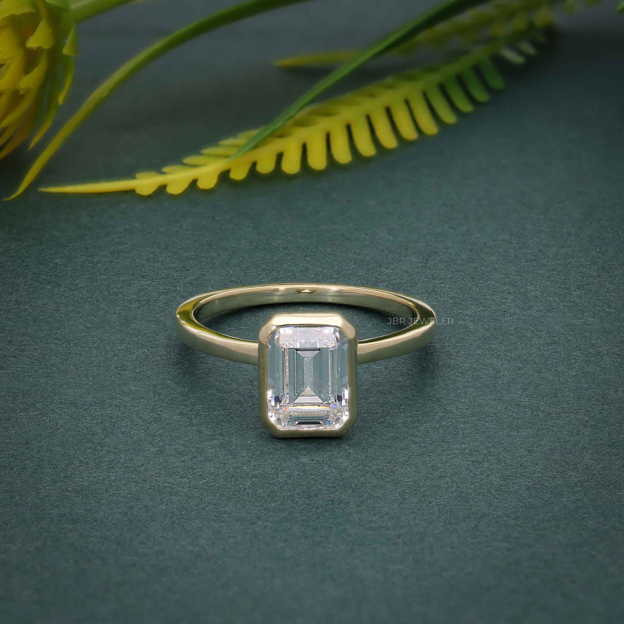 Bague de fiançailles en diamants cultivés en laboratoire émeraude sertie d'une lunette classique