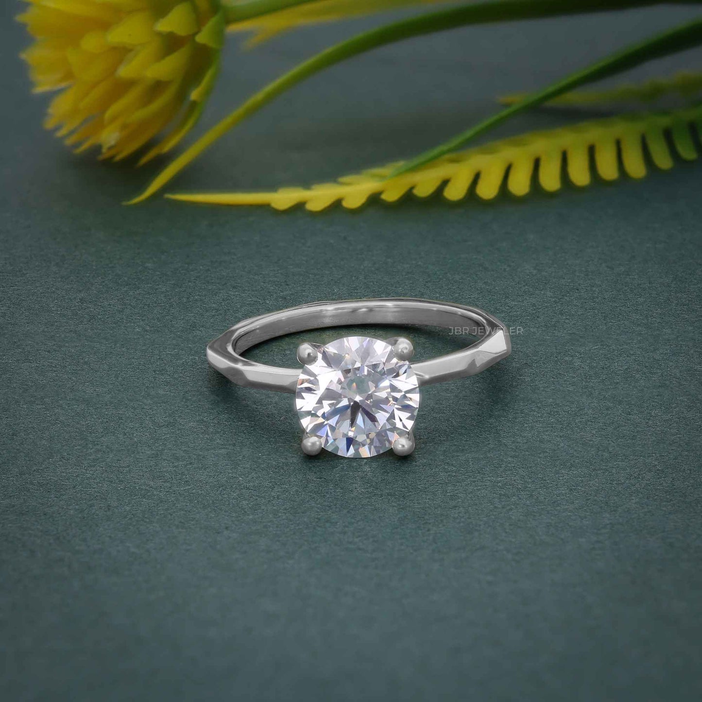 Bague solitaire diamant moissanite taille ronde à bords carrés