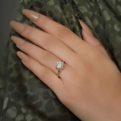 Bague solitaire moissanite incurvée et ronde