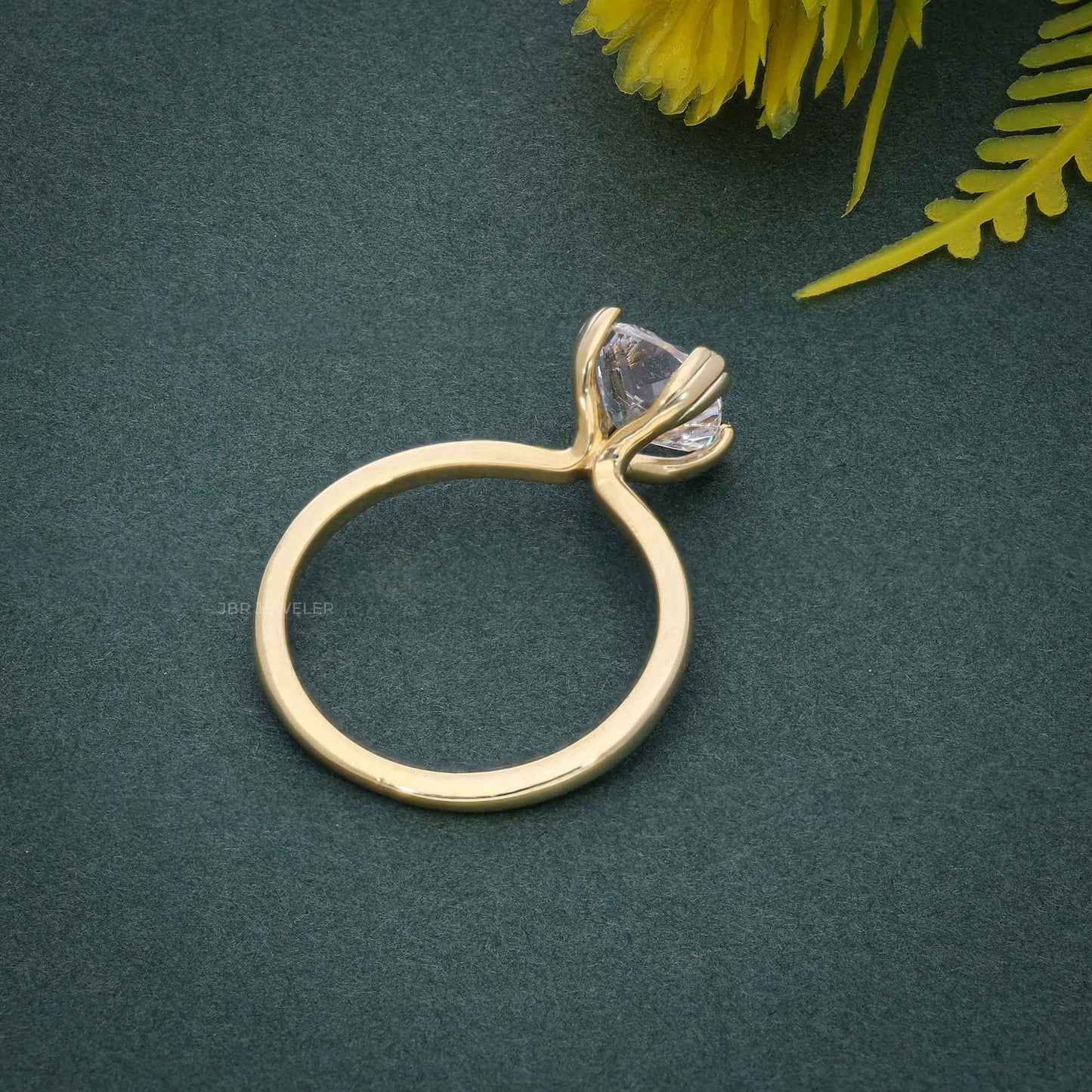 Bague de fiançailles en diamant cultivé en laboratoire à trois griffes taille coussin