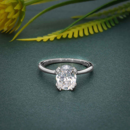 Bague de fiançailles solitaire moissanite ovale à trois griffes