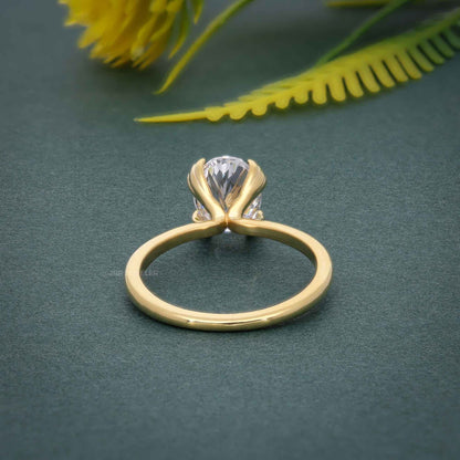 Bague de fiançailles solitaire moissanite ovale à trois griffes