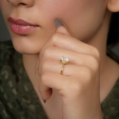 Bague de fiançailles à trois griffes et diamants cultivés en laboratoire, taille ovale