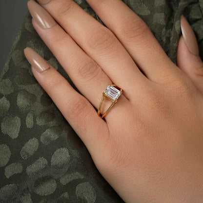 Bague solitaire avec diamants cultivés en laboratoire, tige fendue, taille émeraude