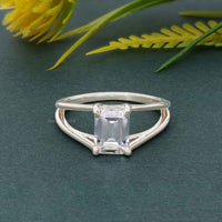 Bague solitaire en diamant moissanite taille émeraude à bande fendue