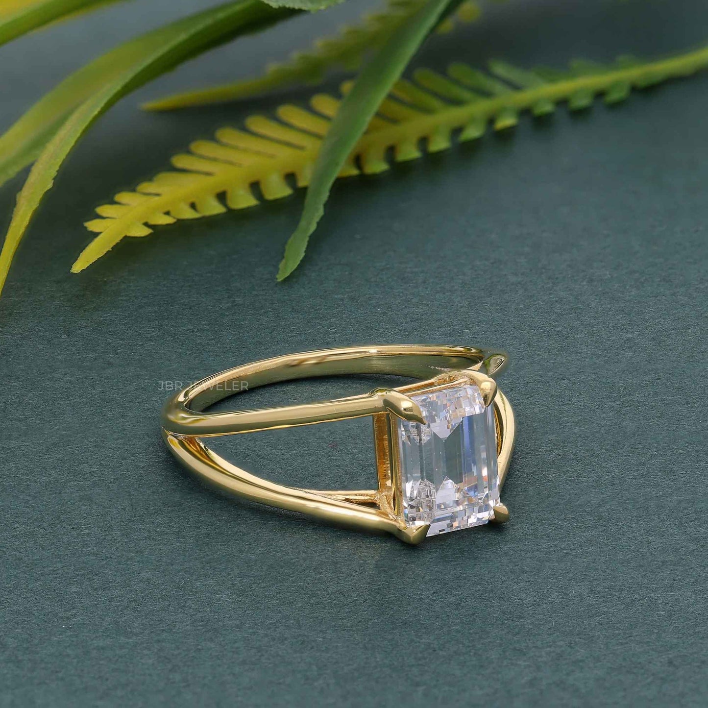 Bague solitaire en diamant moissanite taille émeraude à bande fendue