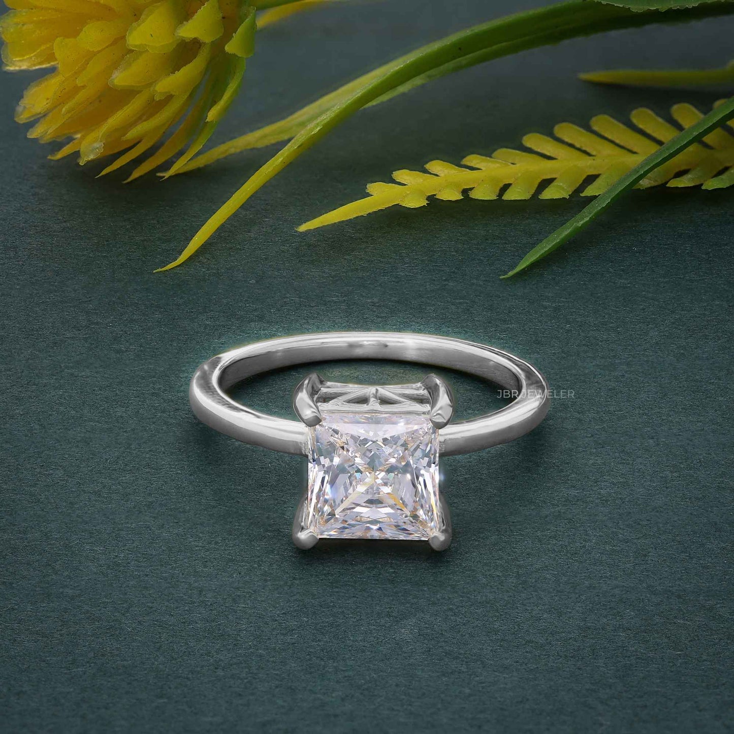 Art Deco Solitärring mit Diamanten im Prinzessschliff