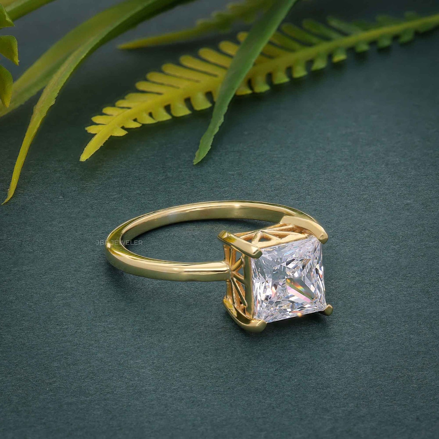 Art Deco Solitärring mit Diamanten im Prinzessschliff