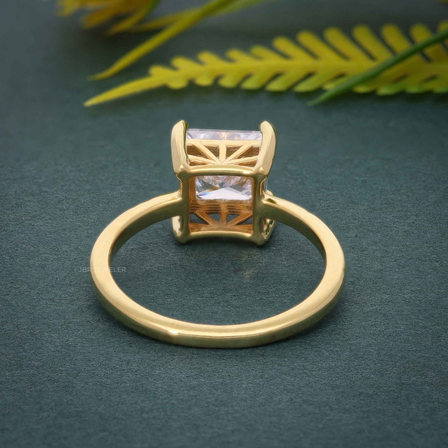 Art Deco Solitärring mit Diamanten im Prinzessschliff