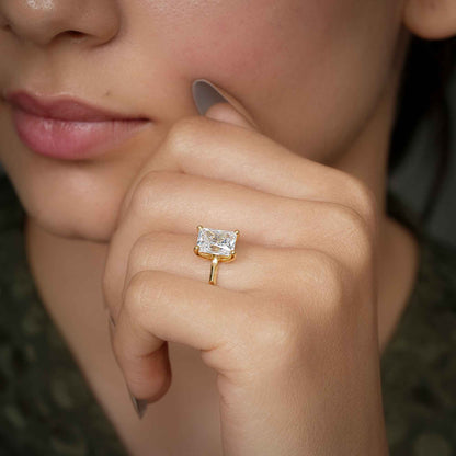 Strahlender Solitärring mit im Labor gezüchteten Diamanten mit quadratischen Kanten