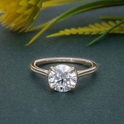 Bague de fiançailles en diamant moissanite rond Silhouette