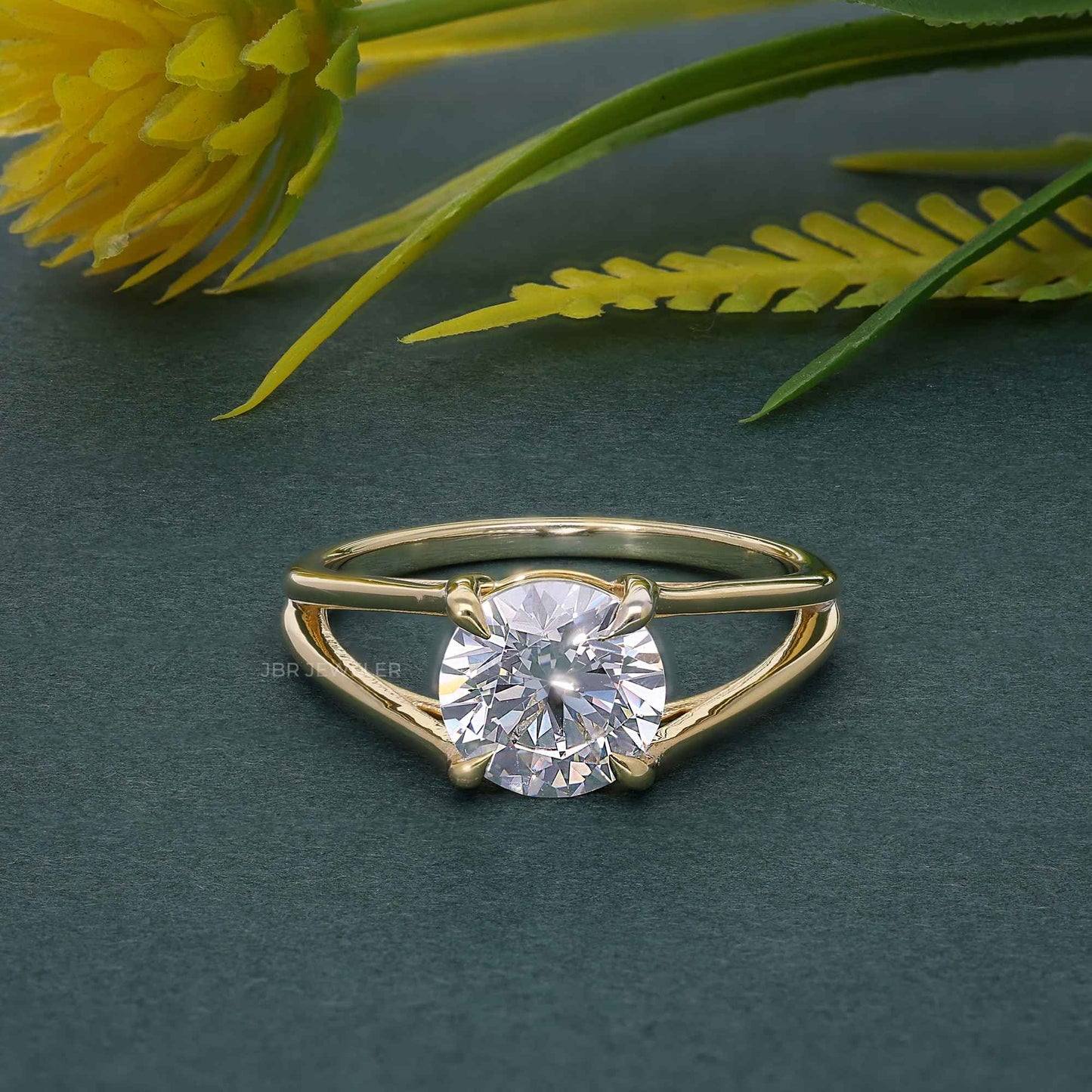 Bague solitaire diamant moissanite taille ronde à bande fendue