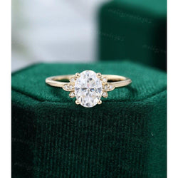 Bague de fiançailles en moissanite avec fleur en or blanc, coupe ovale unique de 2.0 CT