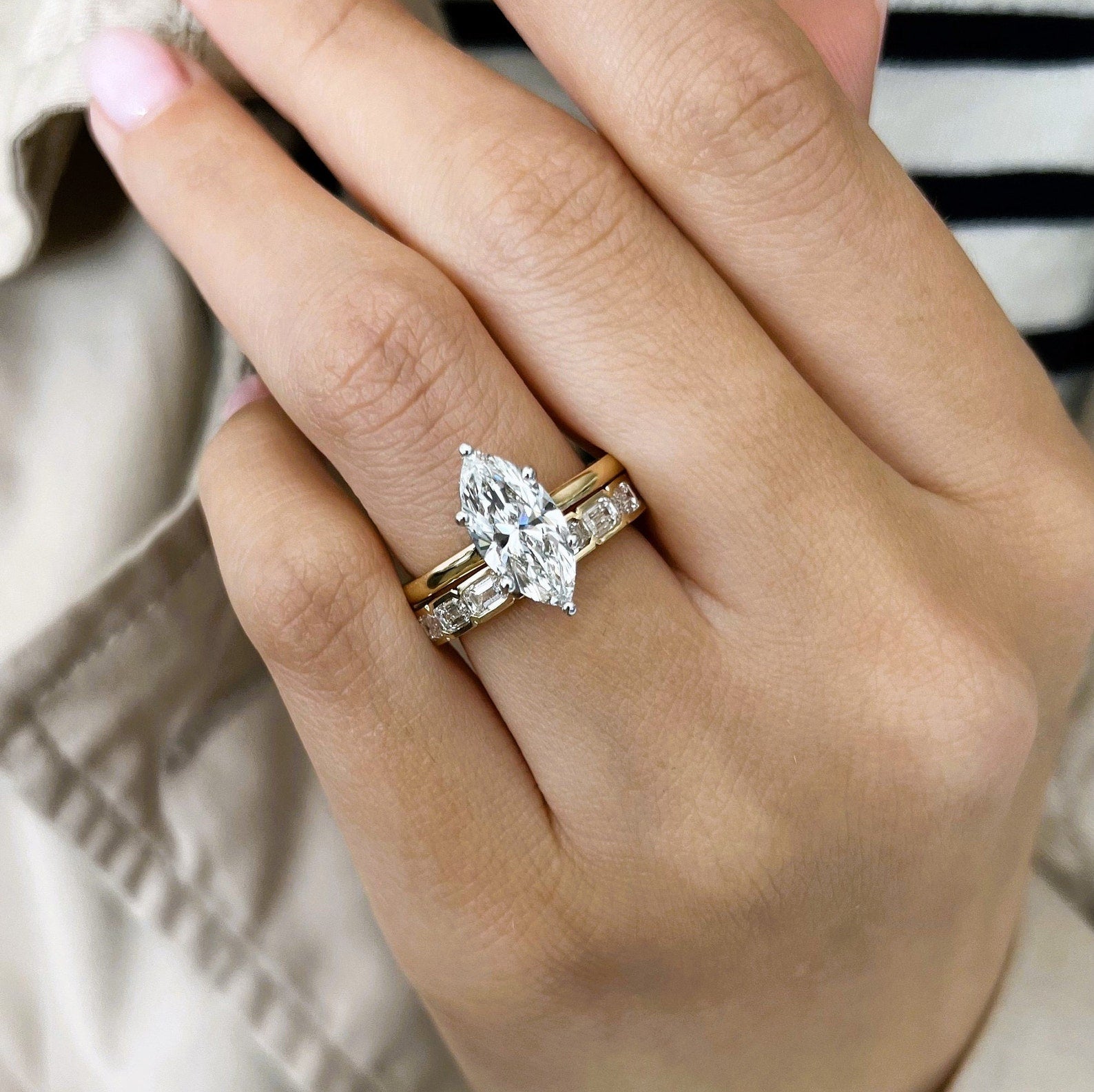 Bague de fiançailles en diamant de laboratoire hexagonal de 1,00 ct avec ensemble de bandes assorties