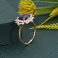 Bague de fiançailles antique en saphir bleu royal avec halo de diamants et saphir