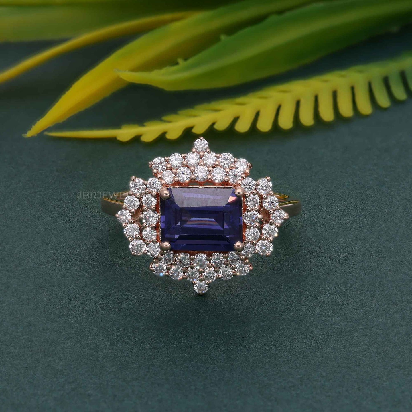 Bague de fiançailles antique en saphir bleu royal avec halo de diamants et saphir